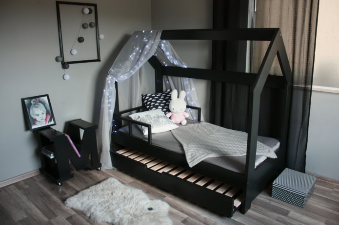 Bett in Form eines Hauses im Kinderzimmer