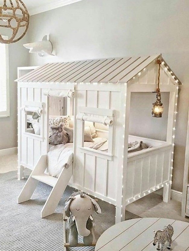 Hausförmiges Bett im Kinderzimmer