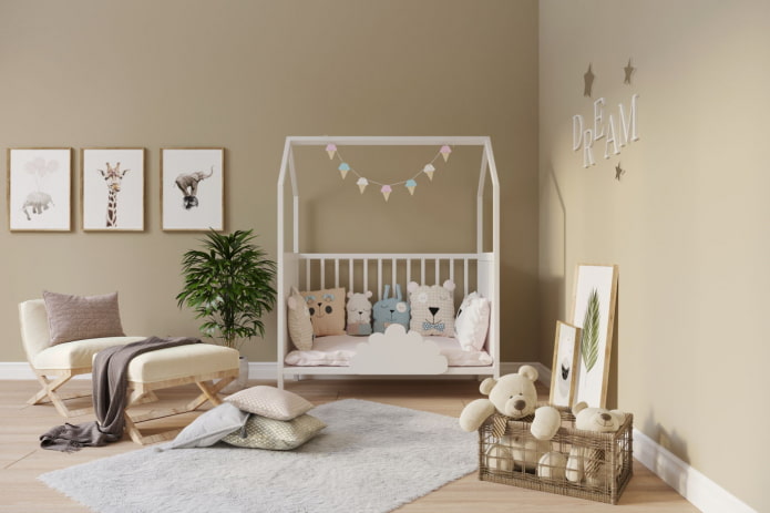 ein weißes Bett in Form eines Hauses im Kinderzimmer
