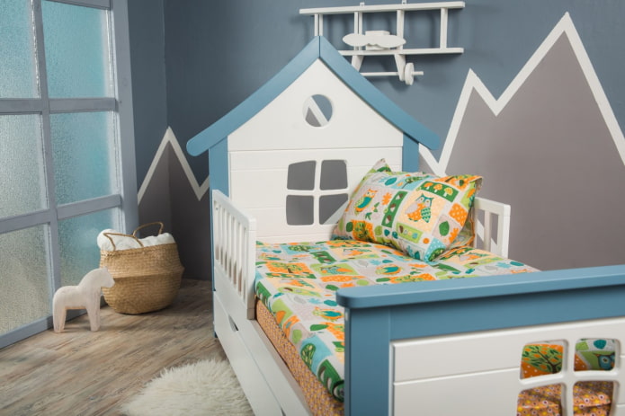 Kopfteil in einem Mädchenzimmer in Form eines Hauses