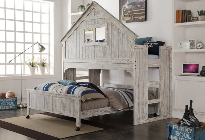 graues hausförmiges Bett im Kinderzimmer
