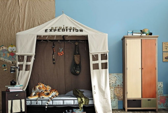 Zeltförmiges Bett im Jungenzimmer