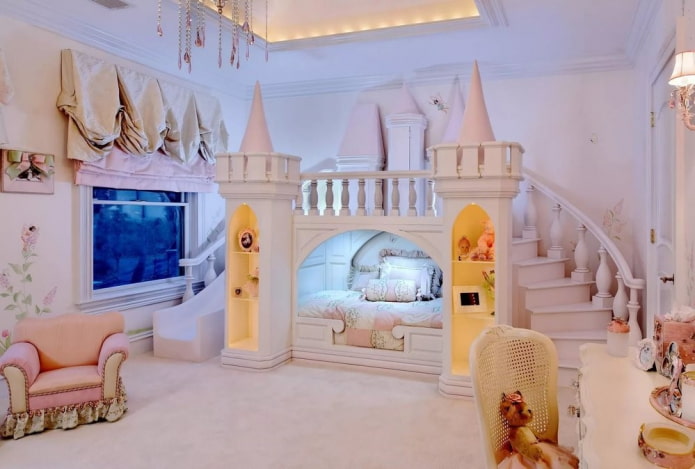 Bett in Form eines Hauses im klassischen Stil