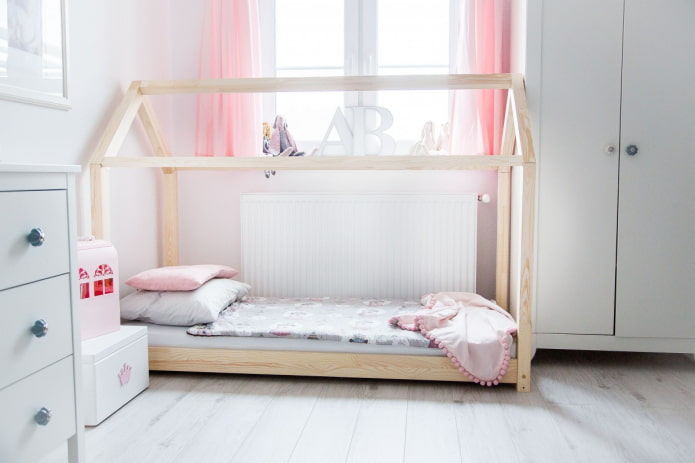 Bett in Form eines Hauses im skandinavischen Stil
