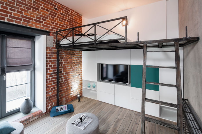 Bett auf der zweiten Ebene im Loft-Stil