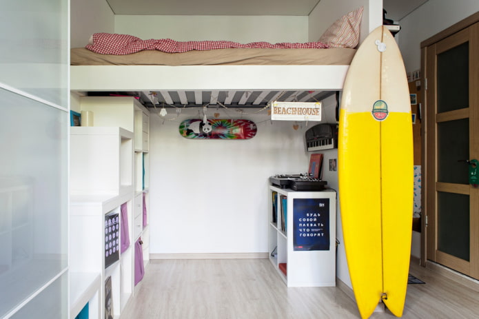 Bett über der Decke im Schlafzimmer