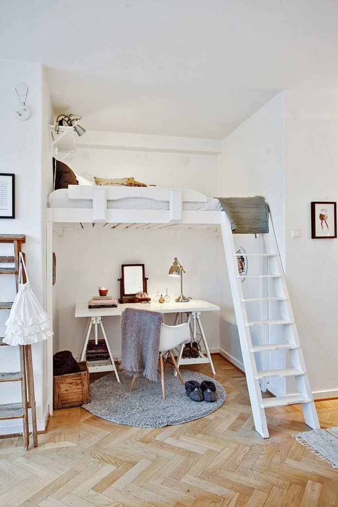 Bett über der Decke im Schlafzimmer