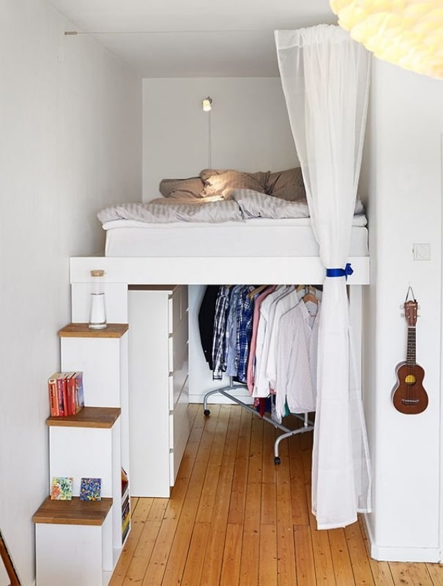 Bett über der Decke im Schlafzimmer