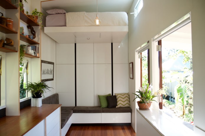 Bett unter der Decke im modernen Stil