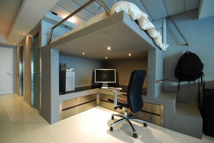 Bett unter der Decke mit Arbeitsbereich darunter