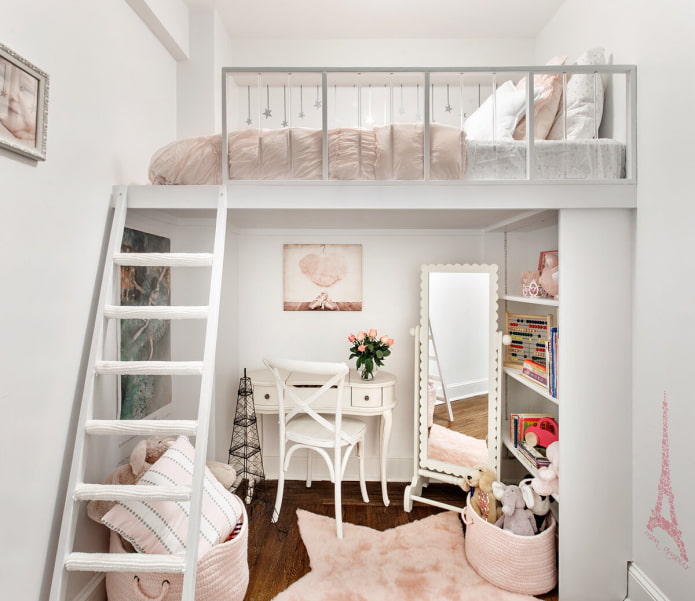 Bett auf der zweiten Ebene im Kinderzimmer