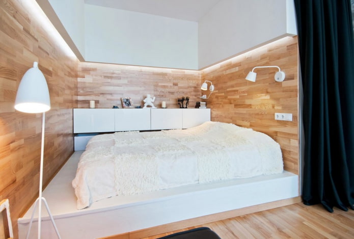 Bett auf einem monolithischen Podest im Innenraum