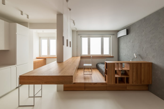 Bett auf einem Podium in einem Studio-Apartment