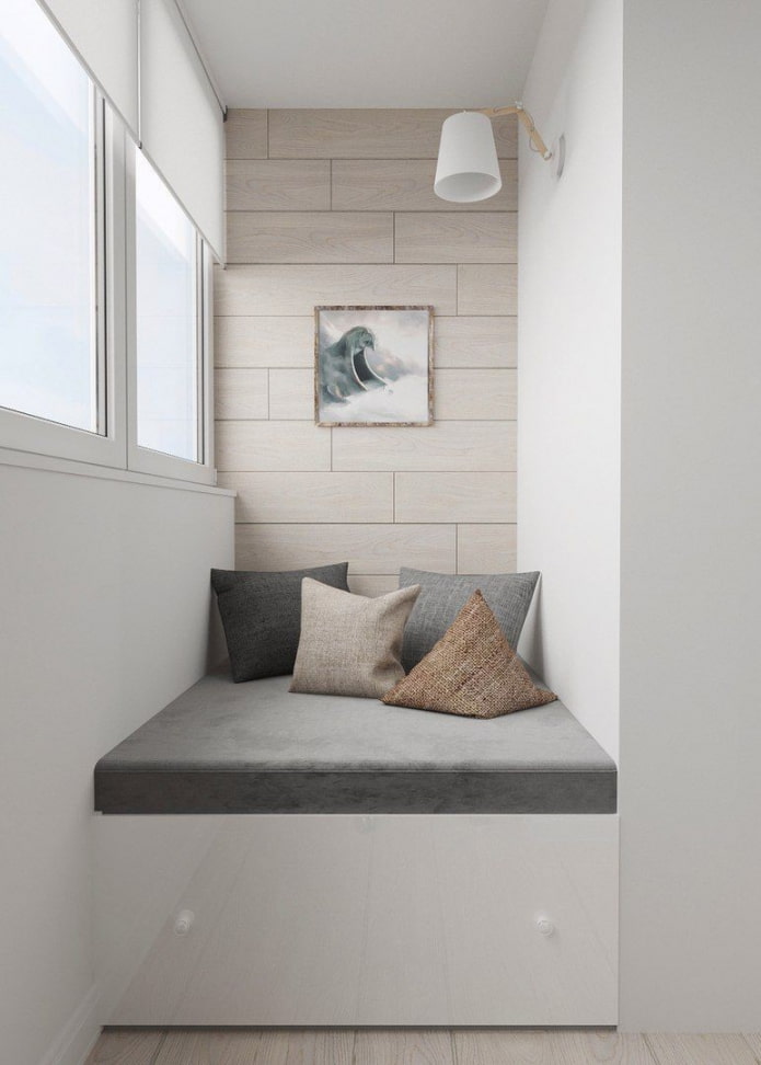 Bett auf einem Podium auf dem Balkon
