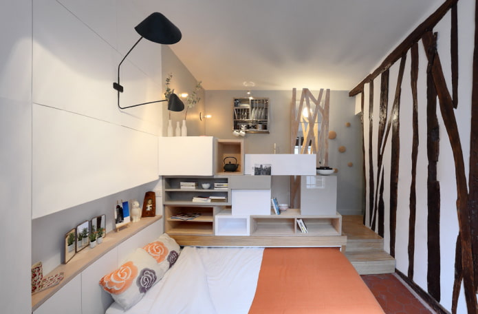 Bett auf einem Podium im Kücheninterieur