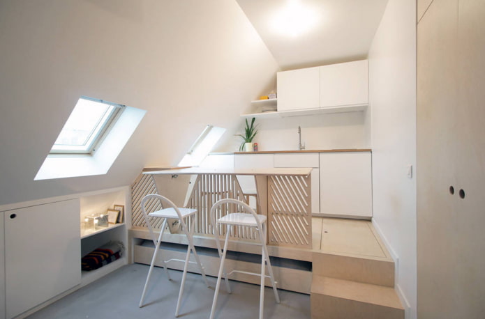 Bett auf einem Podium im Kücheninterieur