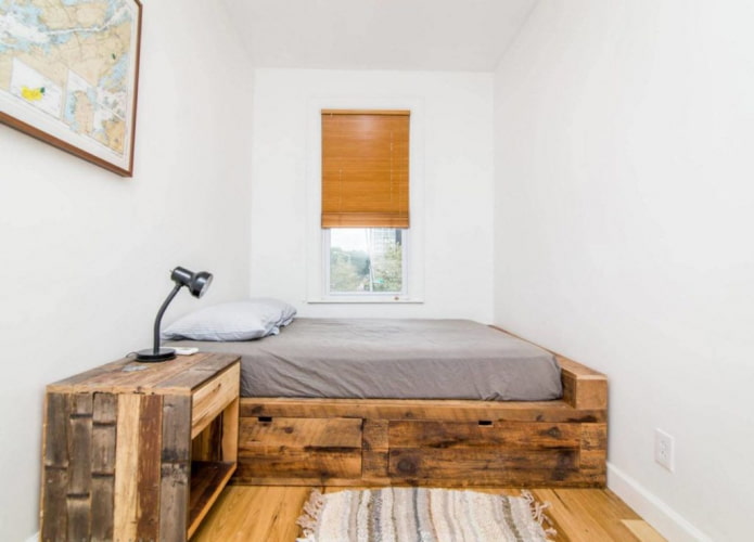 Bett auf einem Podium in einem kleinen Zimmer