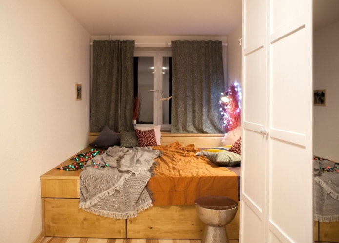 Bett auf einem Podium in einem kleinen Zimmer