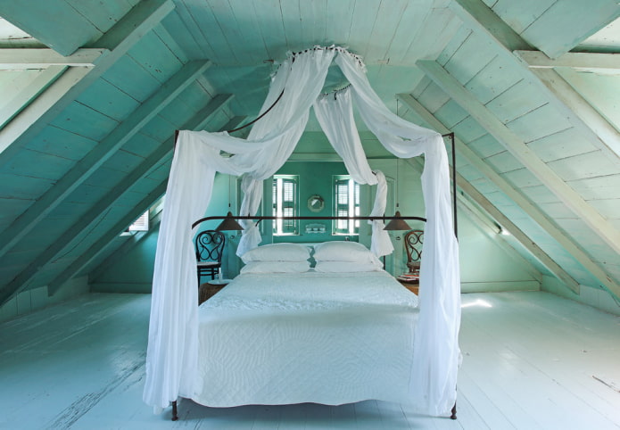 Türkisfarbenes Schlafzimmer mit Baldachin