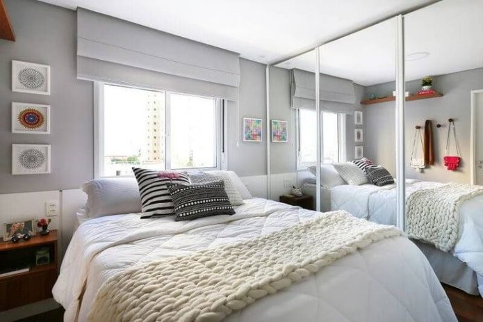 Bett und Spiegelschrank