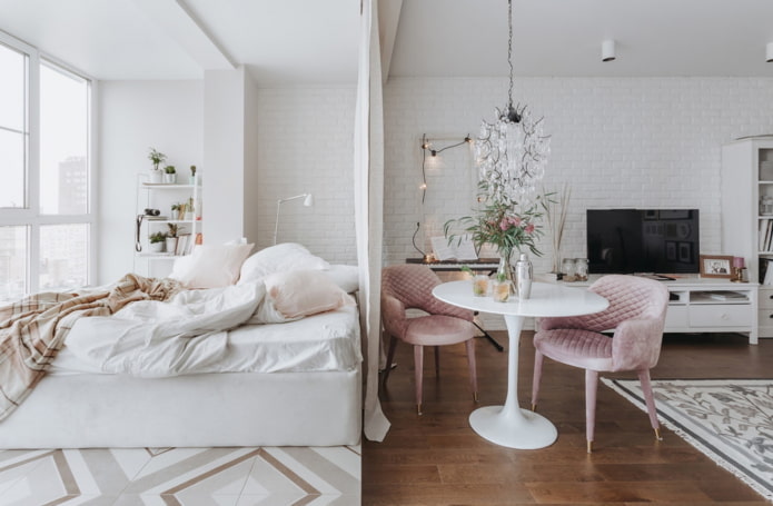 Bett in einem Studio-Apartment