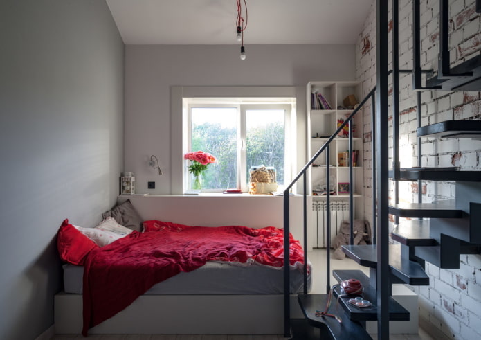 Bett in einer kleinen zweistöckigen Wohnung