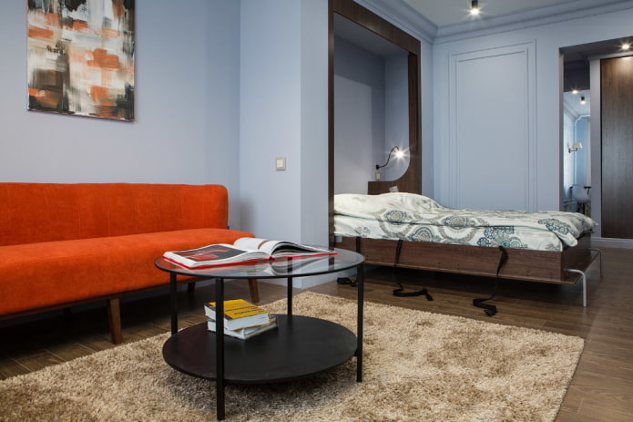 Wohnzimmer mit Sofa und Transformer-Bett