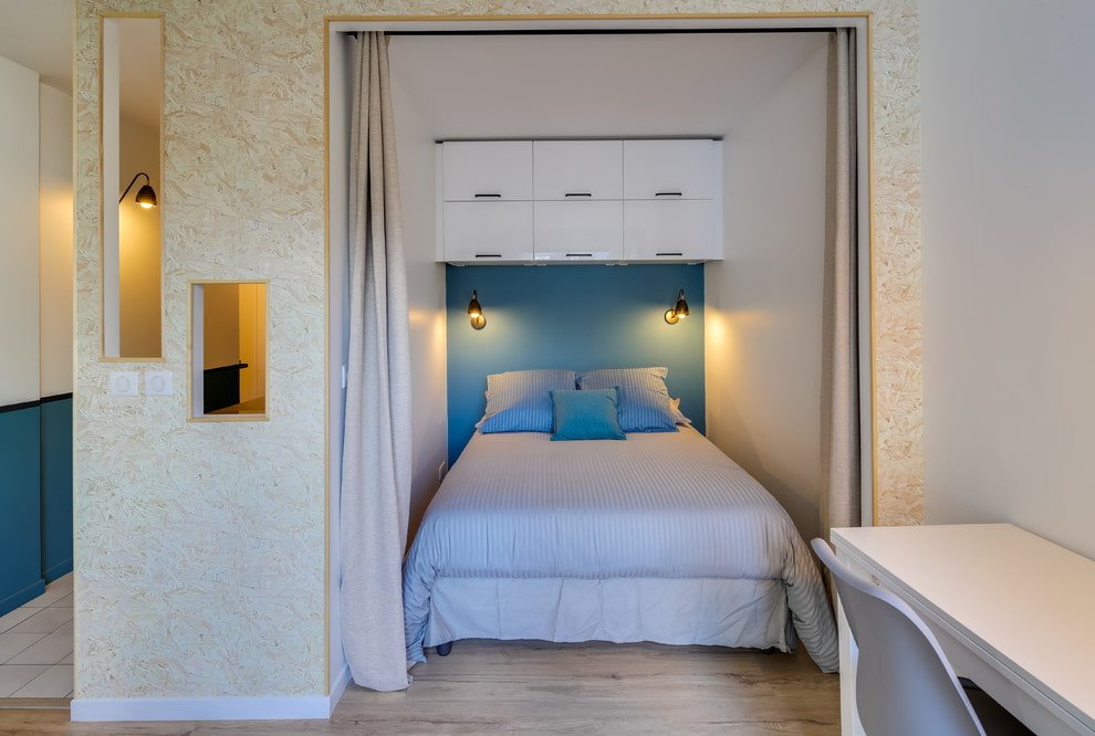 Nische mit einem Bett im Inneren der Wohnung