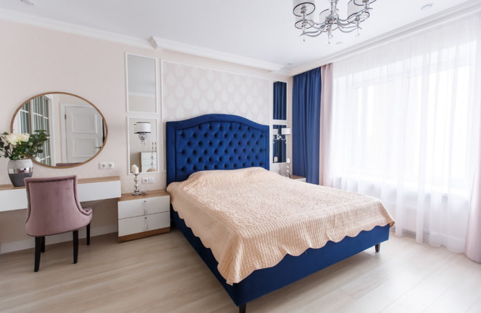 blaues Bett im Schlafzimmerinterieur