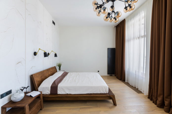 braunes Bett im Schlafzimmer