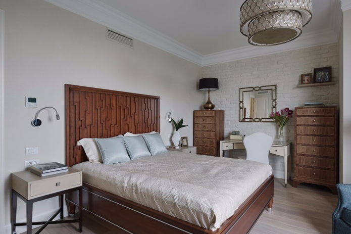 Holzbett im Schlafzimmer