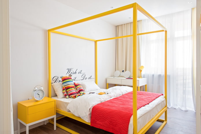 gelbes Bett im Schlafzimmer