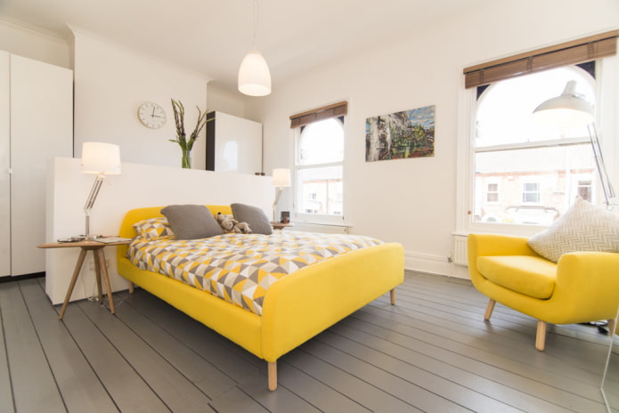 Gelbes Bett im Schlafzimmer