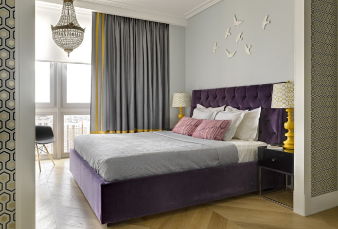 lila Bett im Schlafzimmer