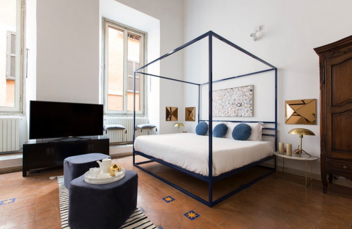blaues Bett im Schlafzimmerinterieur