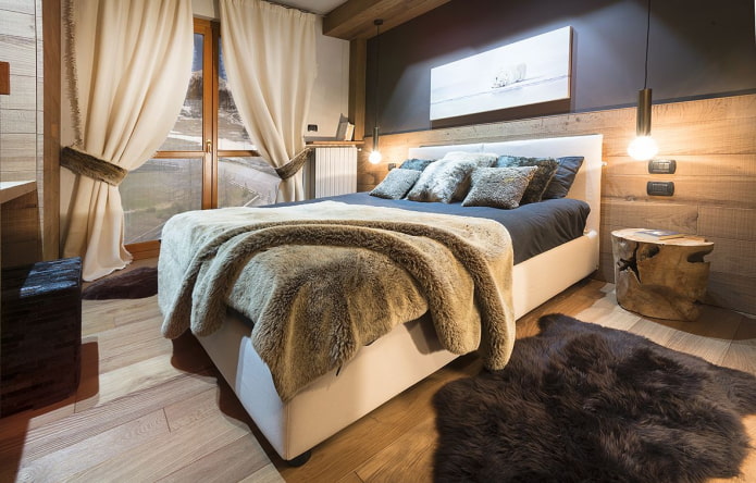 Weißes Bett im Schlafzimmer