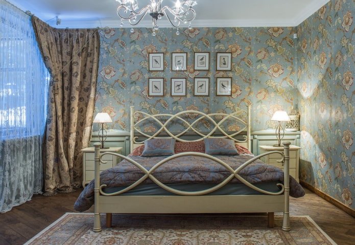 beiges Bett im Schlafzimmer