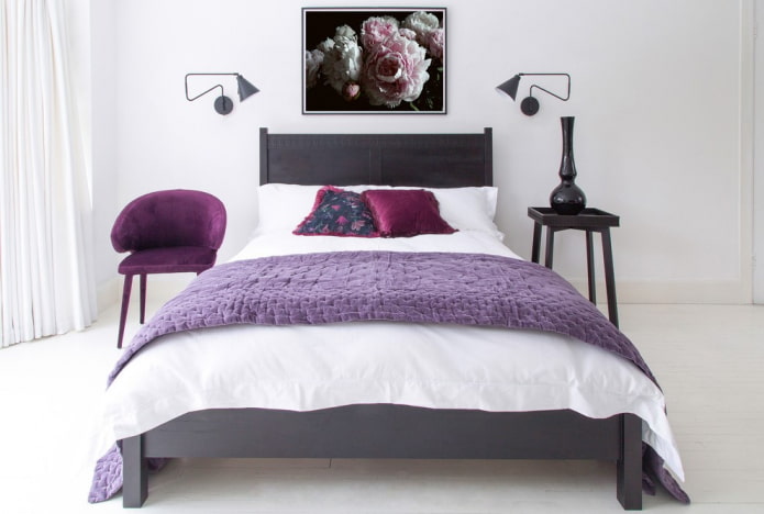 wengefarbenes Bett im Schlafzimmer