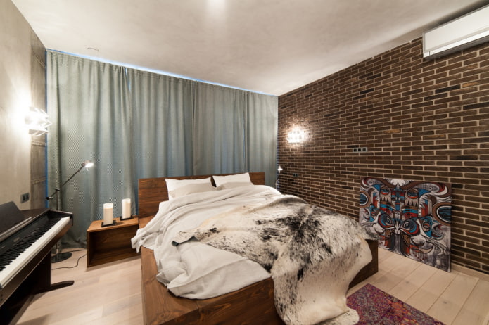 Bett in einem Loft-Stil-Interieur