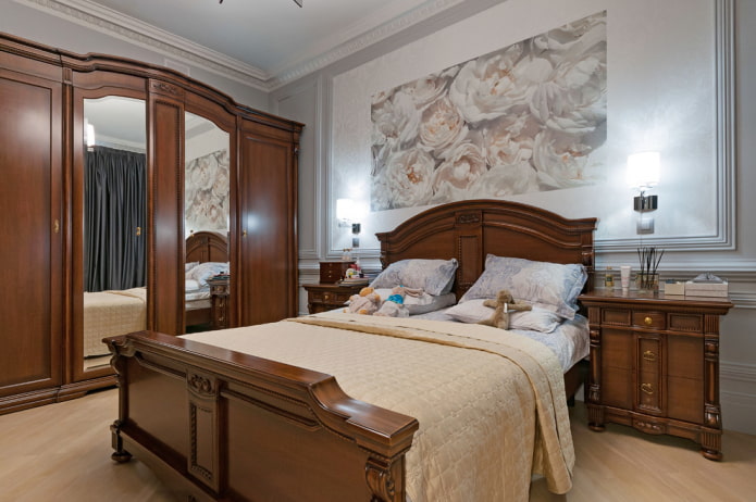Bett im Innenraum im klassischen Stil