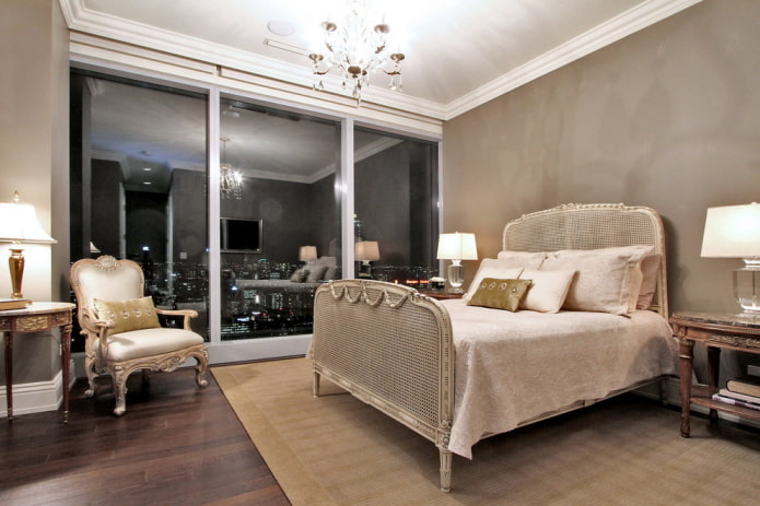 beiges Bett im Schlafzimmer