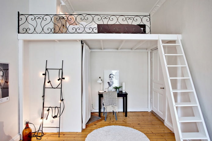 Bett an der Decke im Schlafzimmer