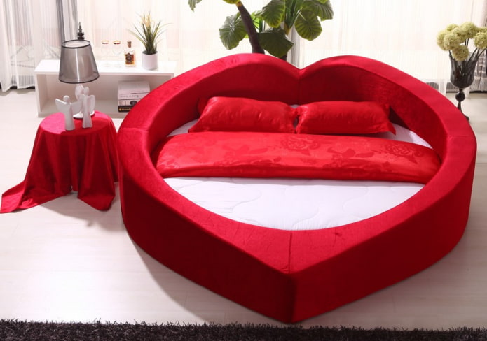 geschwungenes Bett im Schlafzimmer