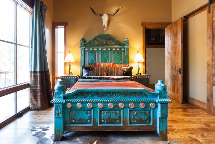 Antikes Bett im Schlafzimmerinterieur