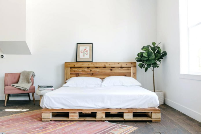 Bett aus Paletten im Schlafzimmer
