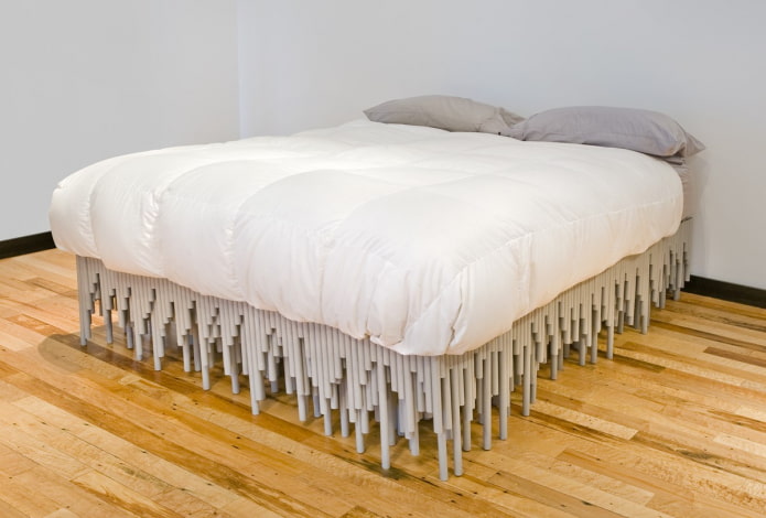 Bett aus Kunststoffrohren im Schlafzimmer