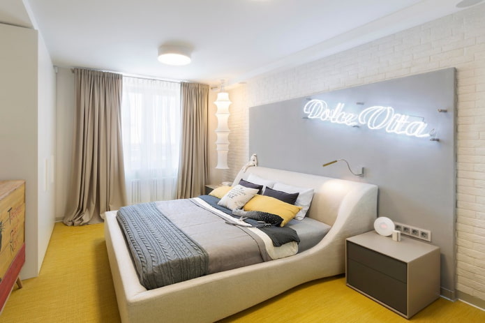 rechteckiges Bett im Schlafzimmer