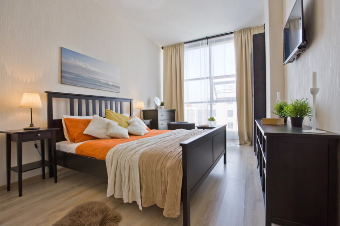 rechteckiges Bett im Schlafzimmer