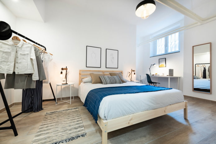Bett im Interieur im skandinavischen Stil