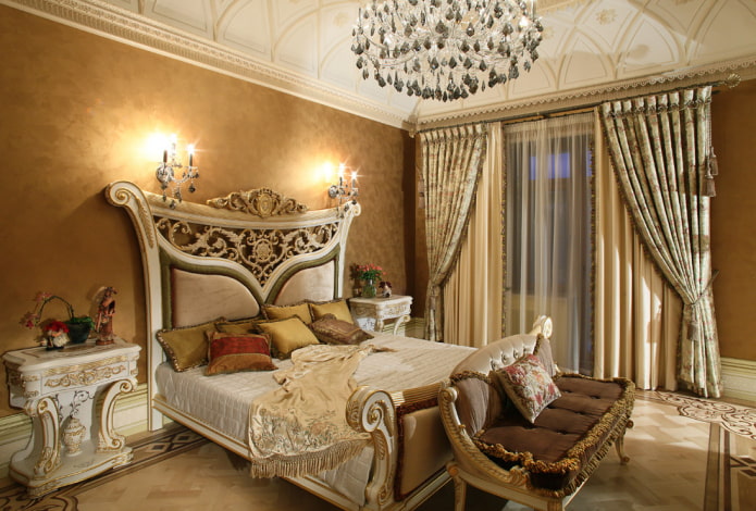 Bett im Interieur im Barockstil